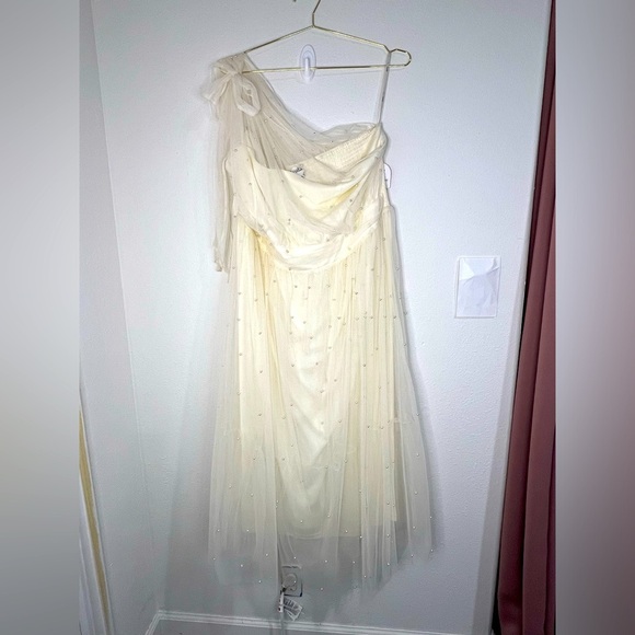 Arula Elegant One-Shoulder Tulle Gown with Pearl Details Ivory Brides Formal 2X - Picture 1 of 12
